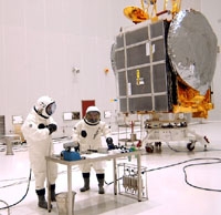 Ergoliers lors du remplissage d&#039;un satellite au Centre spatial guyanais. Crédits : CNES/ESA/Arianespace